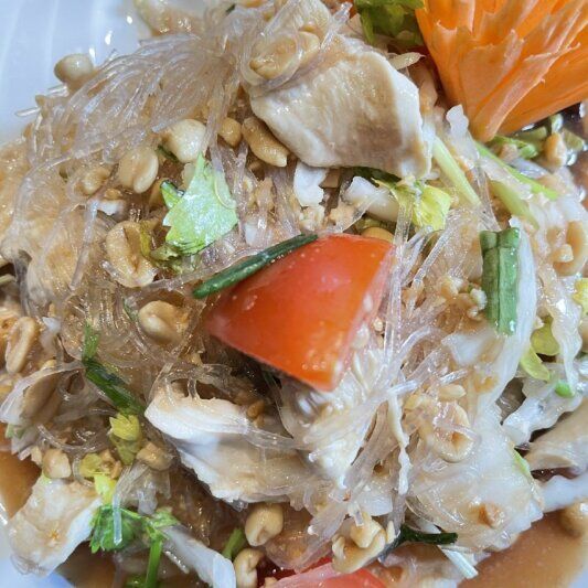 Scharf-saurer Glasnudelsalat mit Poulet, thailändischen Kräutern und Limettensaft – ein kalorienarmer Klassiker der thailändischen Küche.